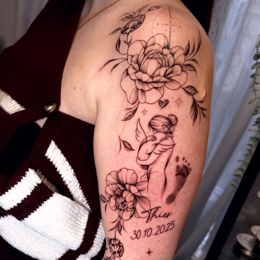 Tattoo auf dem Oberarm mit Rosen, Frau, Engel und Baby Fußabdruck