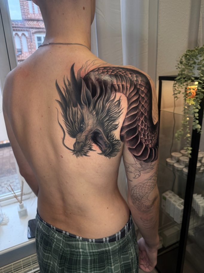 Angefangenes Tattoo: Drache über Schulter und Arm
