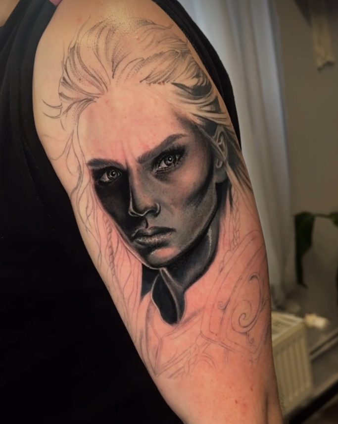Angefangenes Tattoo: Frauenportrait am Oberarm