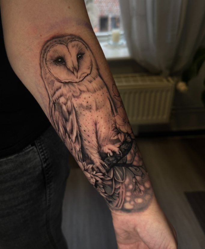 Angefangenes Tattoo: Eule am Unterarm