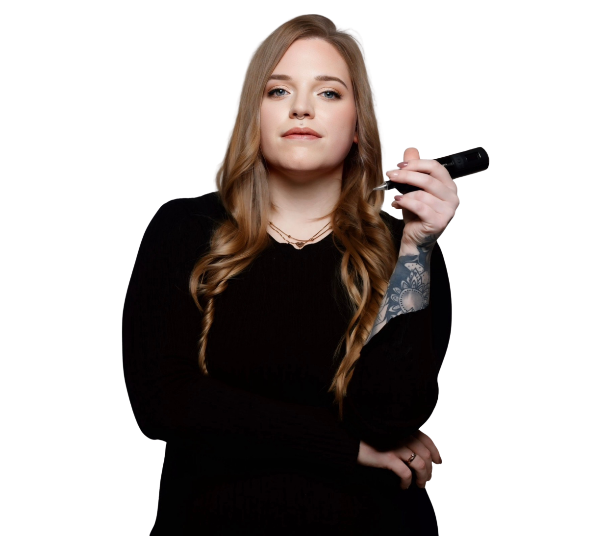 Tätowiererin Alicia Funck hält eine Tattoomaschine und schaut selbstbewusst.