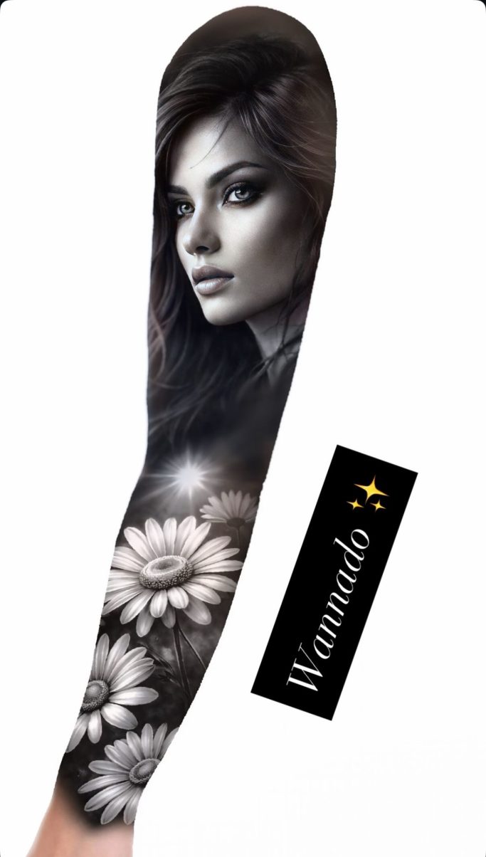 Schwarz-weißer Tattoosleeve mit Porträt und Blumenmotiv. - Alice Wonderline Tattoo Wannado