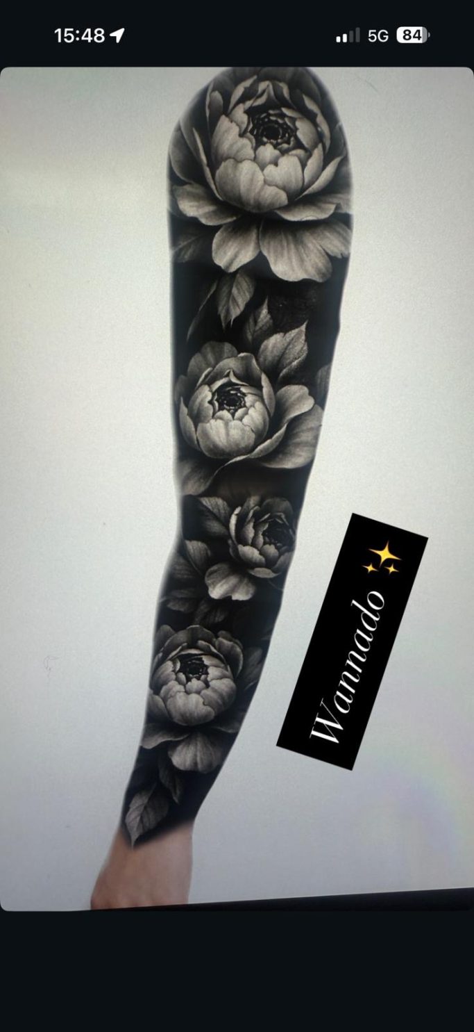 Arm mit floralen Tattoos. - Alice Wonderline Tattoo Wannado