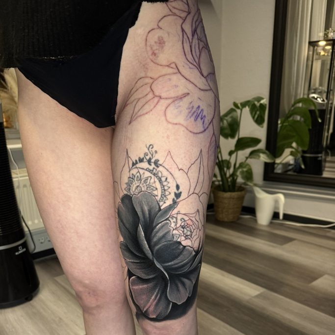 Angefangenes Coverup Tattoo: Blumen