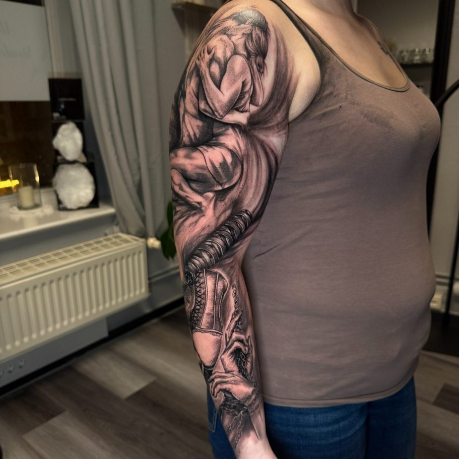 Detailreicher Sleeve in Schwarz-Weiß.