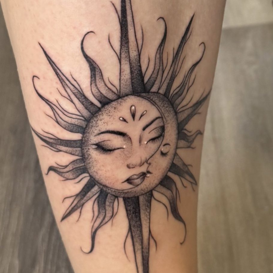 Tattoo eines stilisierten Sonnengesichts mit strahlenden Sonnenstrahlen.